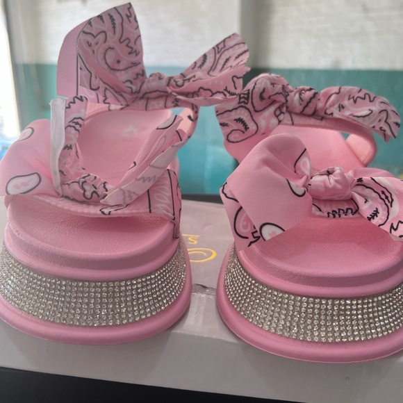 Soft Pink bandana slides - Picture 2 of 7